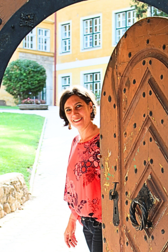 Berufswechsel Coaching mit Martina Klouda-Lacina - dein Türöffner Martina Klouda-Lacina öffnet eine Türe – Symbol für neue Wege im Berufswechsel Coaching für Frauen.