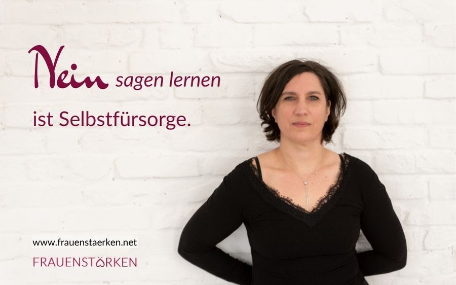 Nein sagen lernen ist Selbstfürsorge I Frau an eine Wand gelehnt.