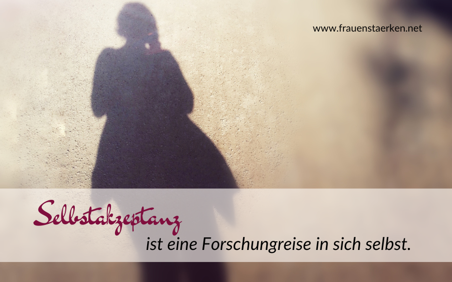 Selbstakzeptanz Schatten einer Frau - auf der Suche nach ihrer Selbstakzepteanz
