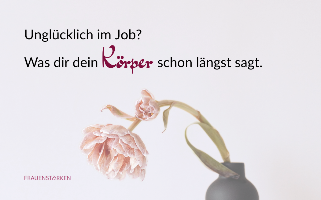 Eine welke Tulpe hängt aus einer dunklen Vase — Titelbild zum Blogartikel „Unglücklich im Job: Was dein Körper dir schon längst sagt" von Frauenstärken.